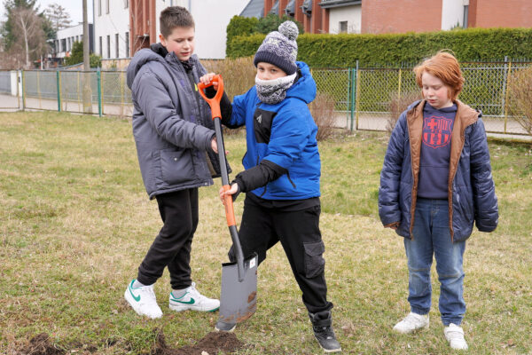 Sadzimy drzewka z okazji Międzynarodowego Dnia Lasów
