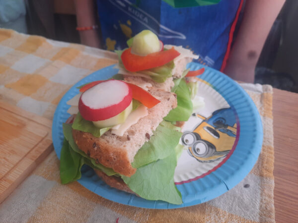 Uczniowie przygotowują kanapki