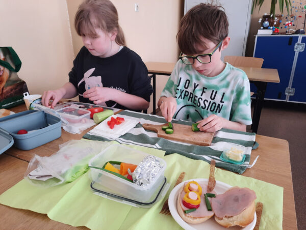 Uczniowie przygotowują kanapki