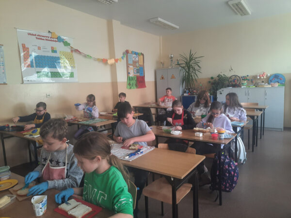 Uczniowie przygotowują kanapki