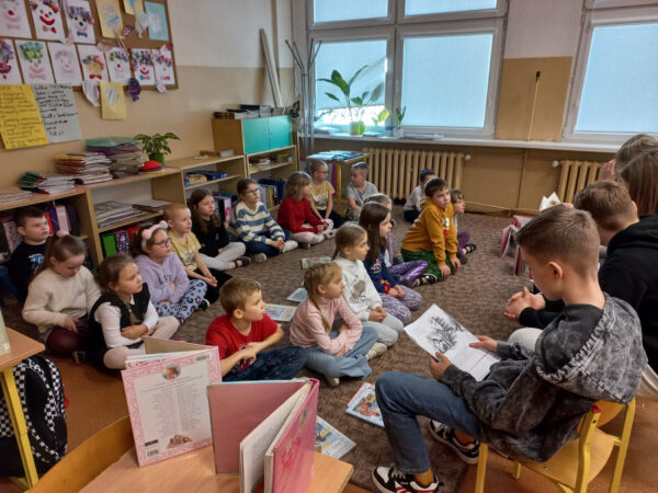 Starsi czytają młodszym
