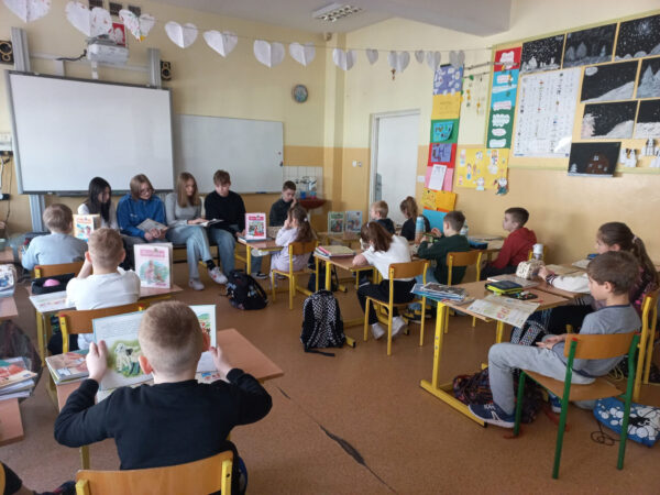 Starsi czytają młodszym