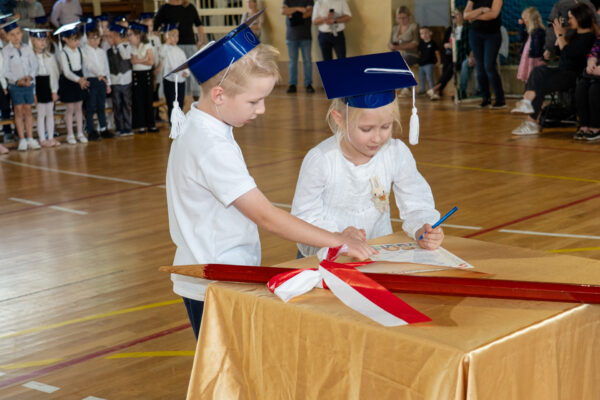 Pasowanie uczniów klas 1